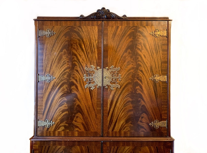 Antique flame mahogany cocktail cabinet, queen anne bar, chinoiserie decor, for bespoke design – A rare vintage treasure